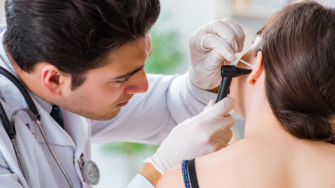 lekarza bada ucho pacjentki