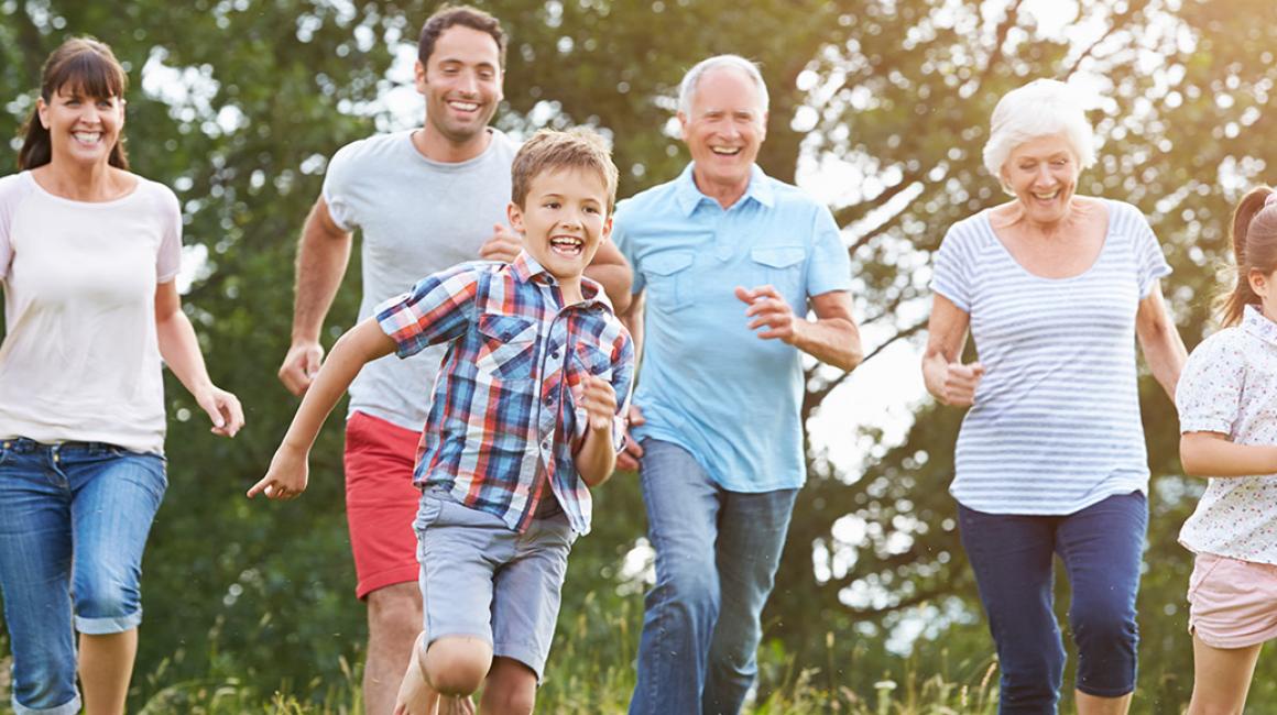 Rodzina wielopokoleniowa biegnie w lesie