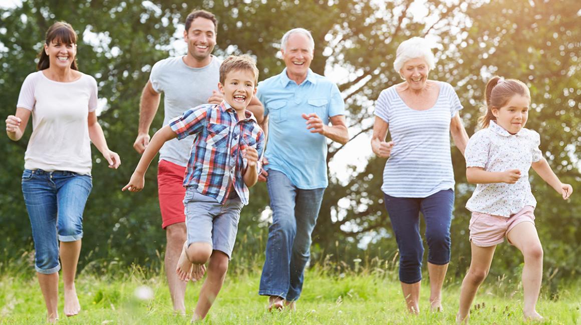 Rodzina wielopokoleniowa biegnie w lesie