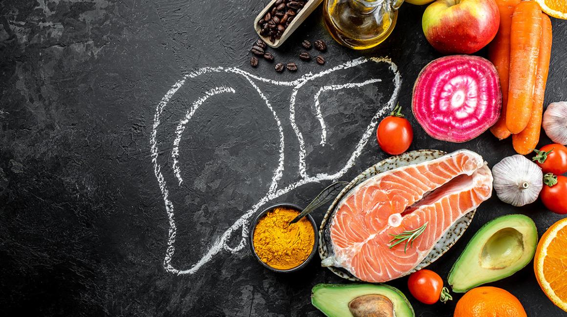 wątroba narysowana kredą na tablicy, obok warzywa i łosoś