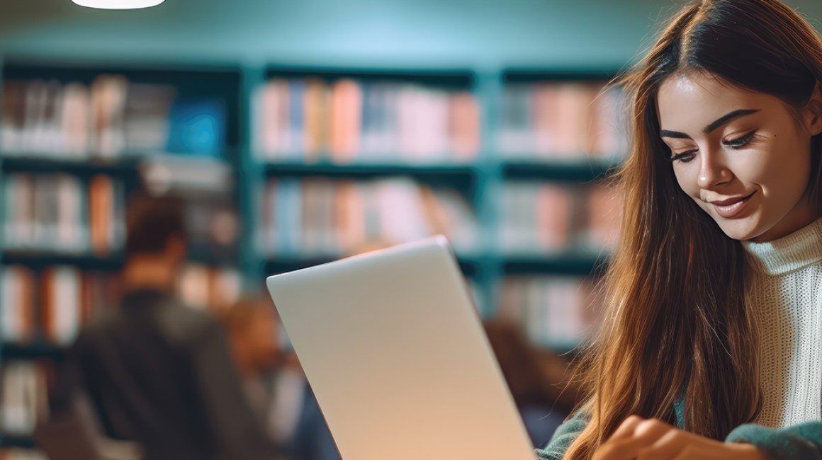 Dziewczyna z laptopem w bibliotece