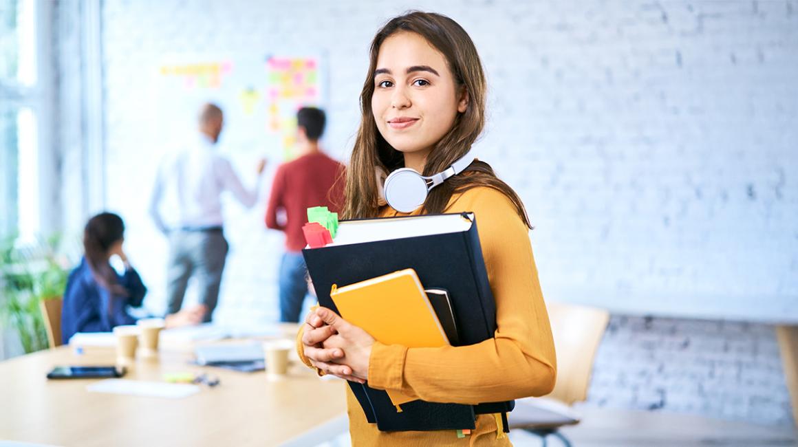 studentka trzyma książki