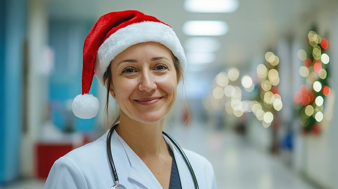 lekarka na tle korytarza szpitalnego w czapce mikołaja