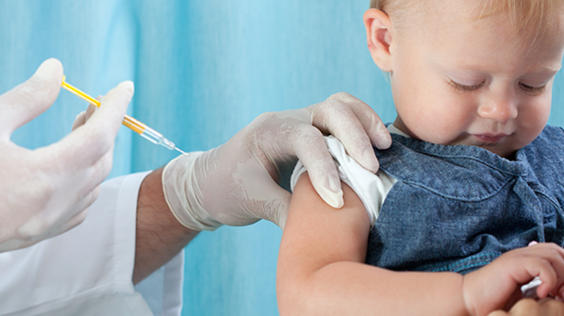 Lekarz szczepi dziecko.