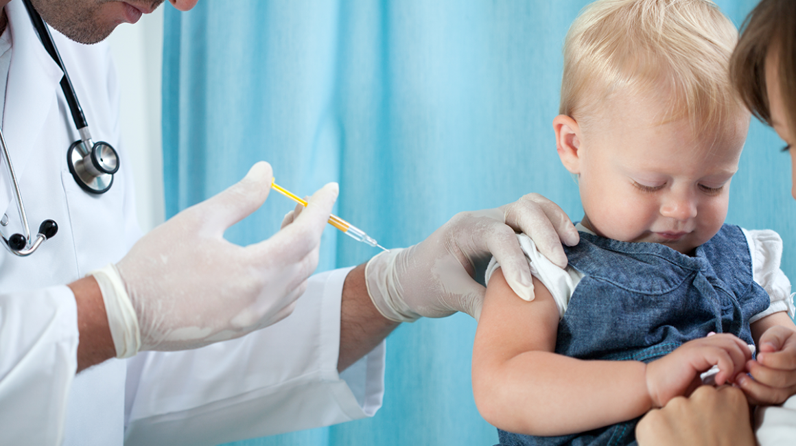Lekarz szczepi dziecko