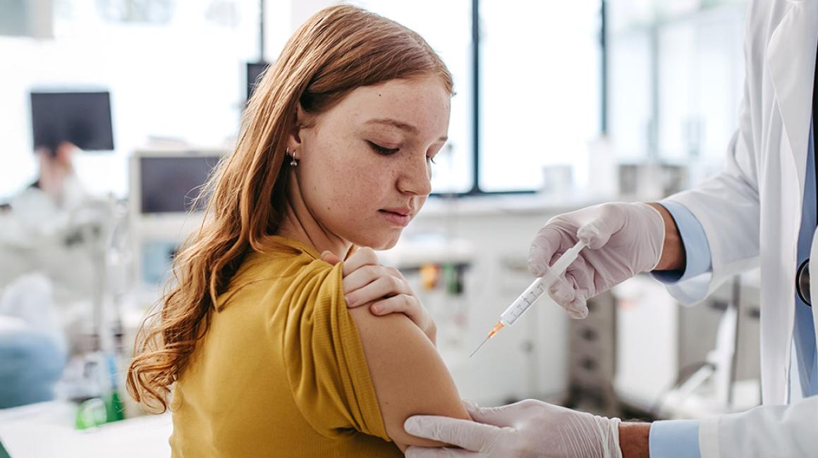 Dziewczyna jest szczepiona