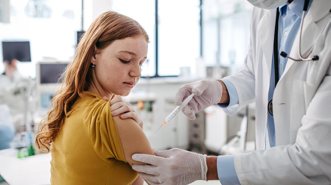 Dziewczyna jest szczepiona