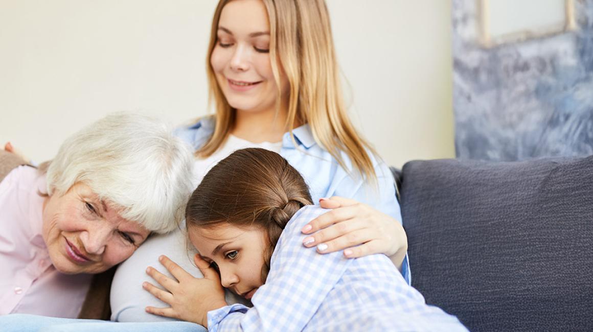 ciężarna kobieta z mamą i córką