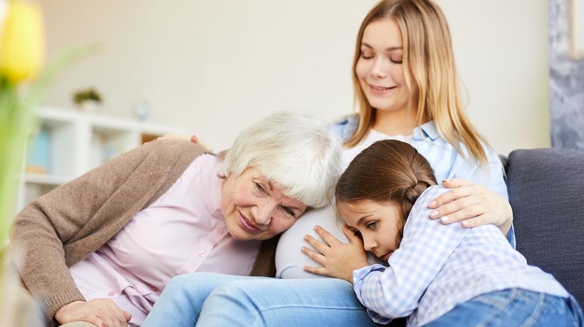 ciężarna kobeta z mamą i córką