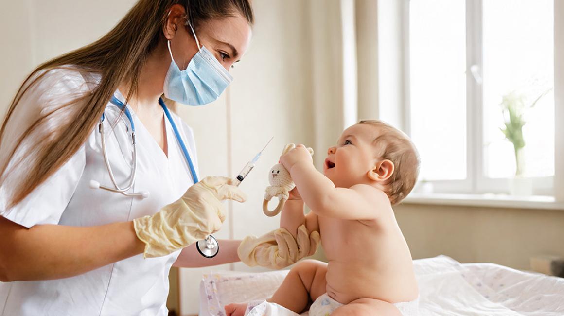 Pielęgniarka szczepi bobasa