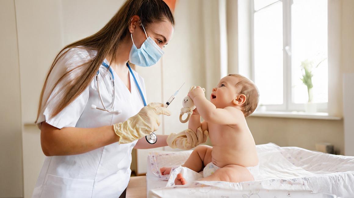 Pielegniarka szczepi bobasa.