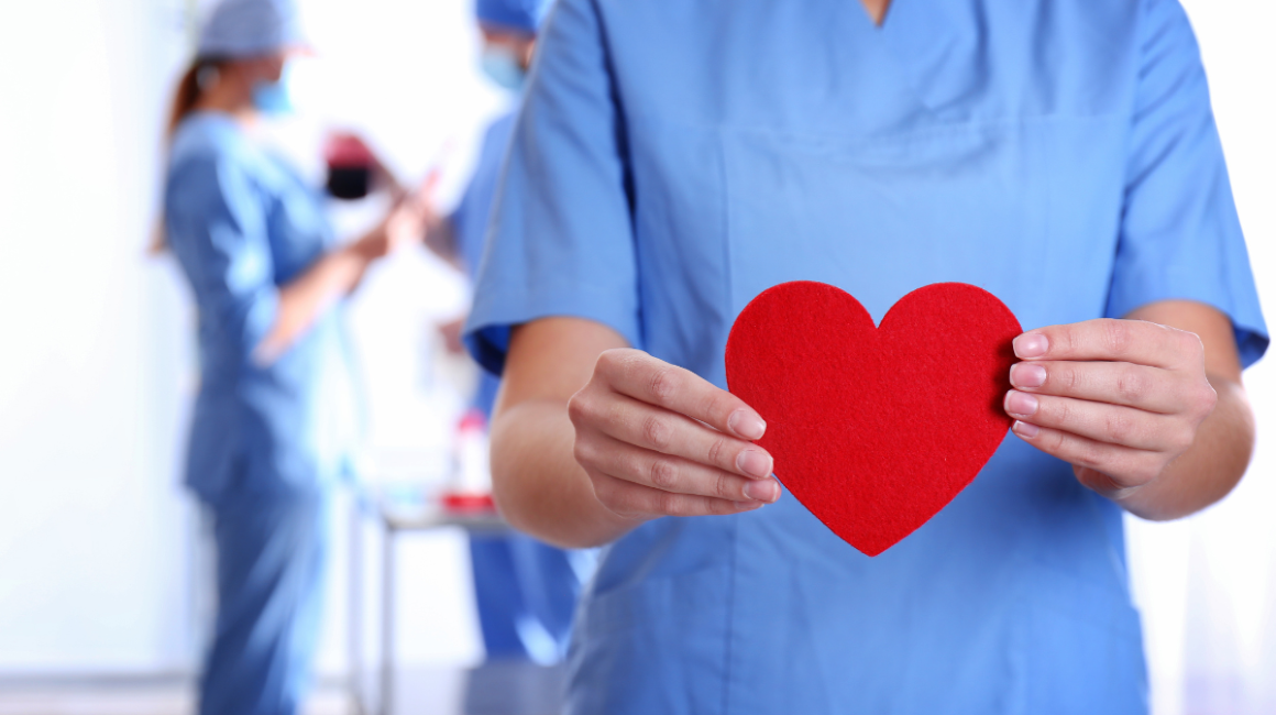 lekarka trzyma serce z papieru