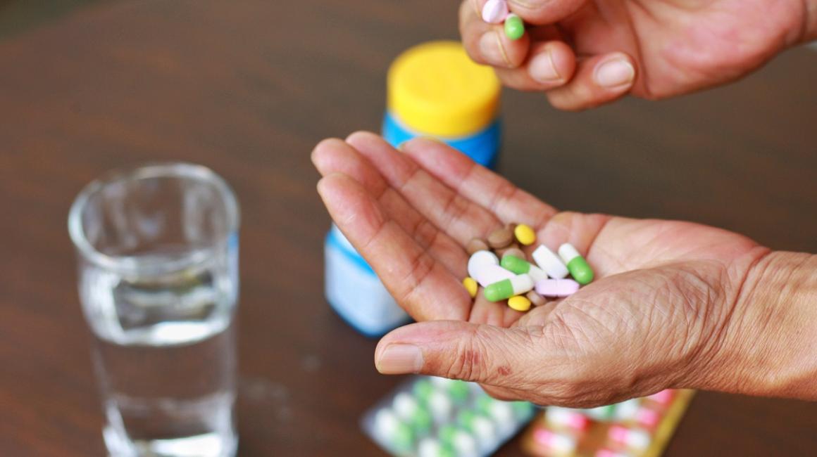 Ręka z tabletkami