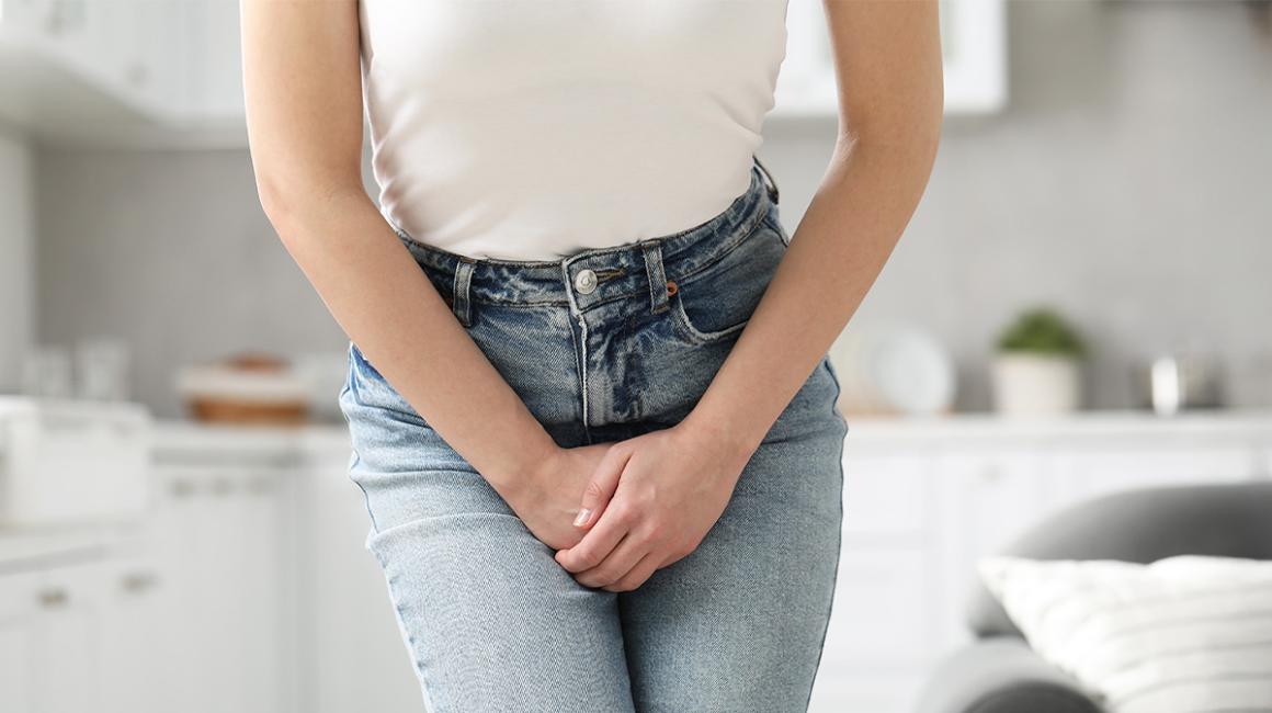 kobieta trzyma dłonie na brzuchu