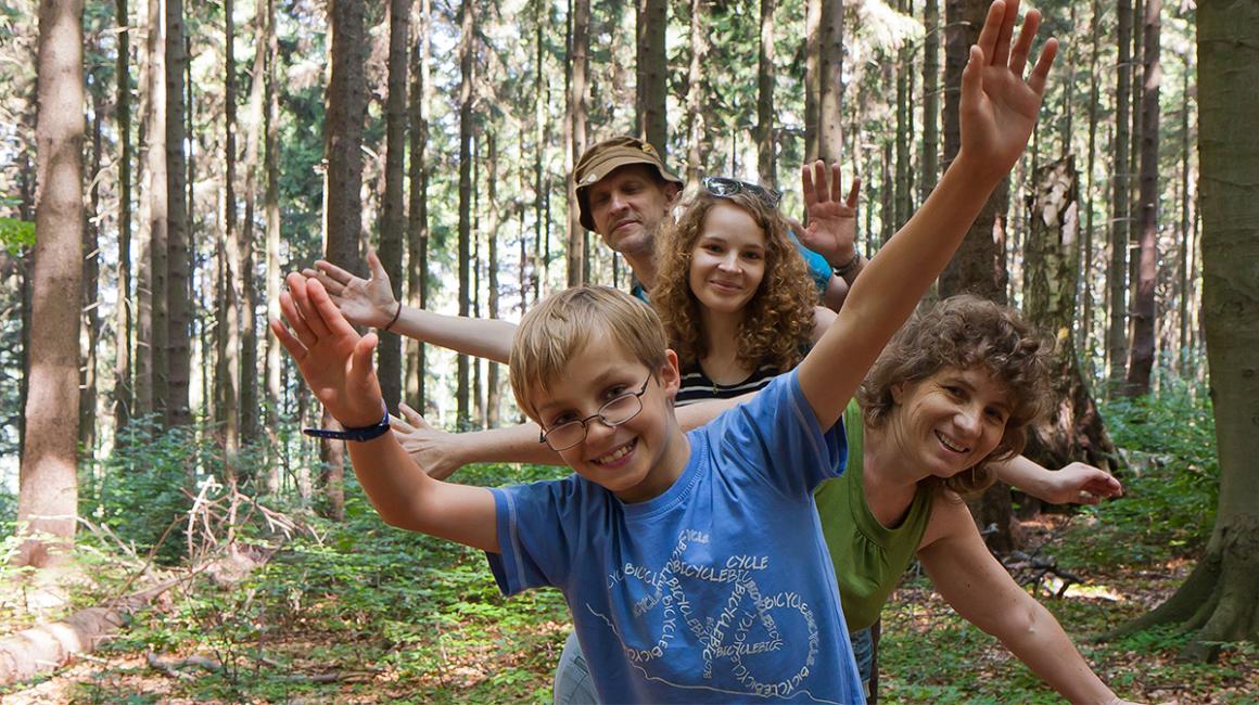 rodzina w lesie
