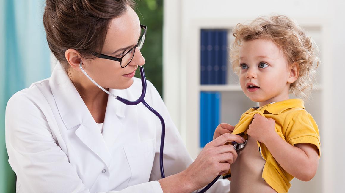 Lekarka osłuchuje chlopczyka.