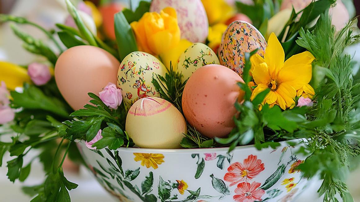 pisanki w kolorowej misce na wielkanocnym stole