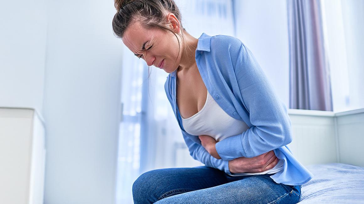 kobieta, którą boli brzuch