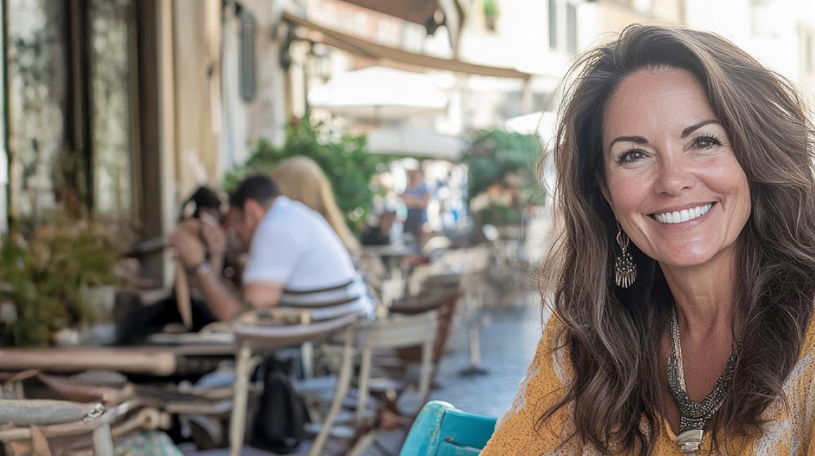 kobieta siedzi w kawiarni