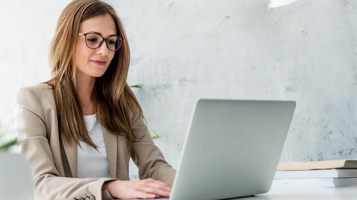 kobieta patrzy w ekran laptopa