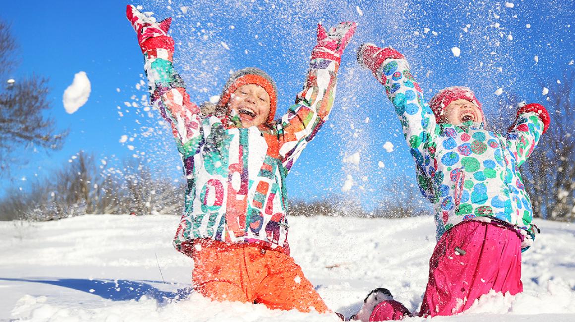 Dzieci bawią się na śniegu