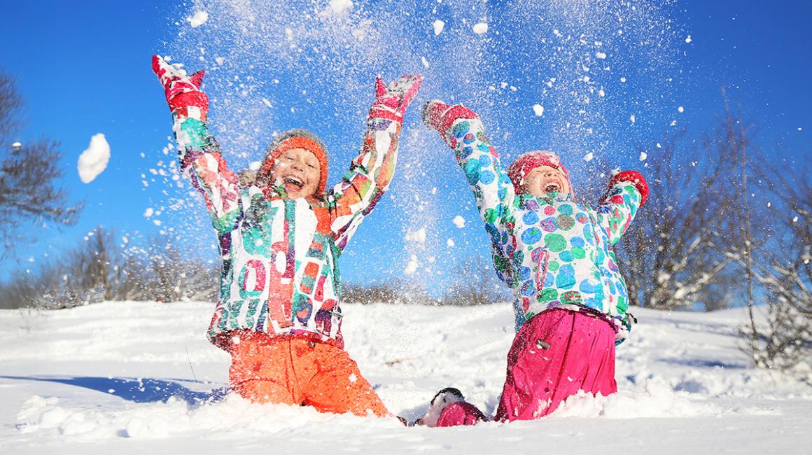 Dzieci bawią się na śniegu