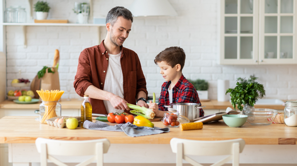męzczyzna i chłopiec w kuchni