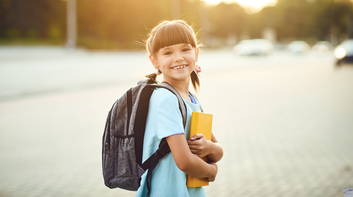 dziewczynka z plecakiem