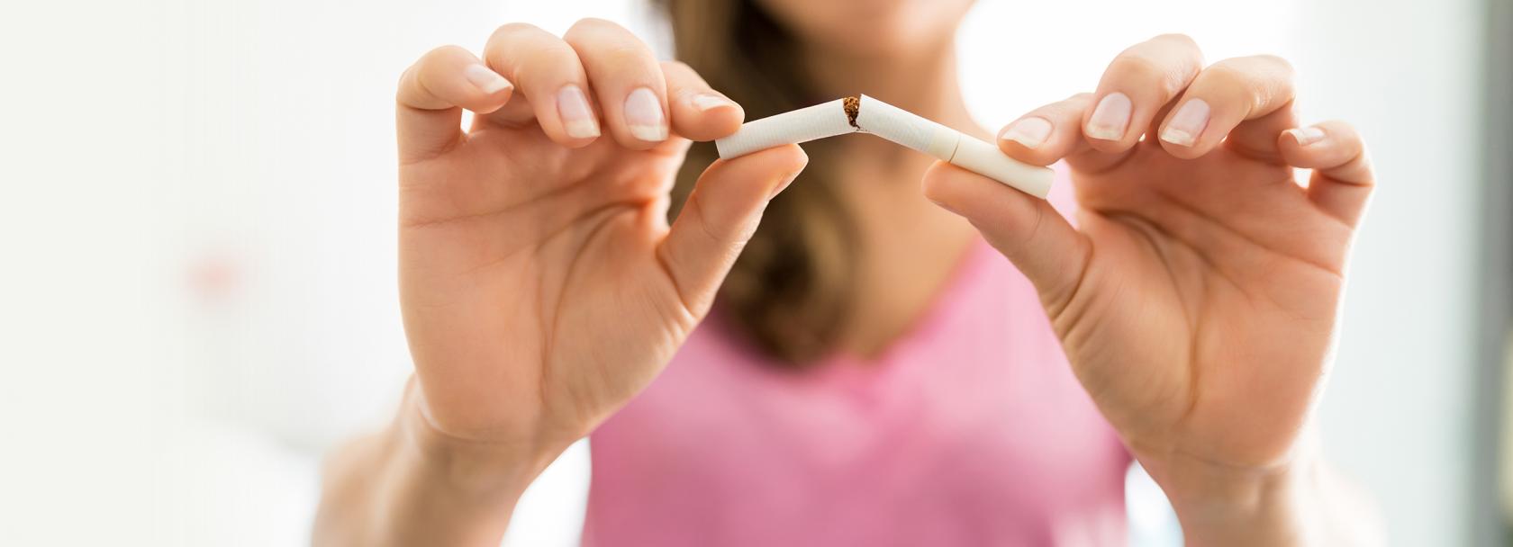 Kobieta łamie papierosa