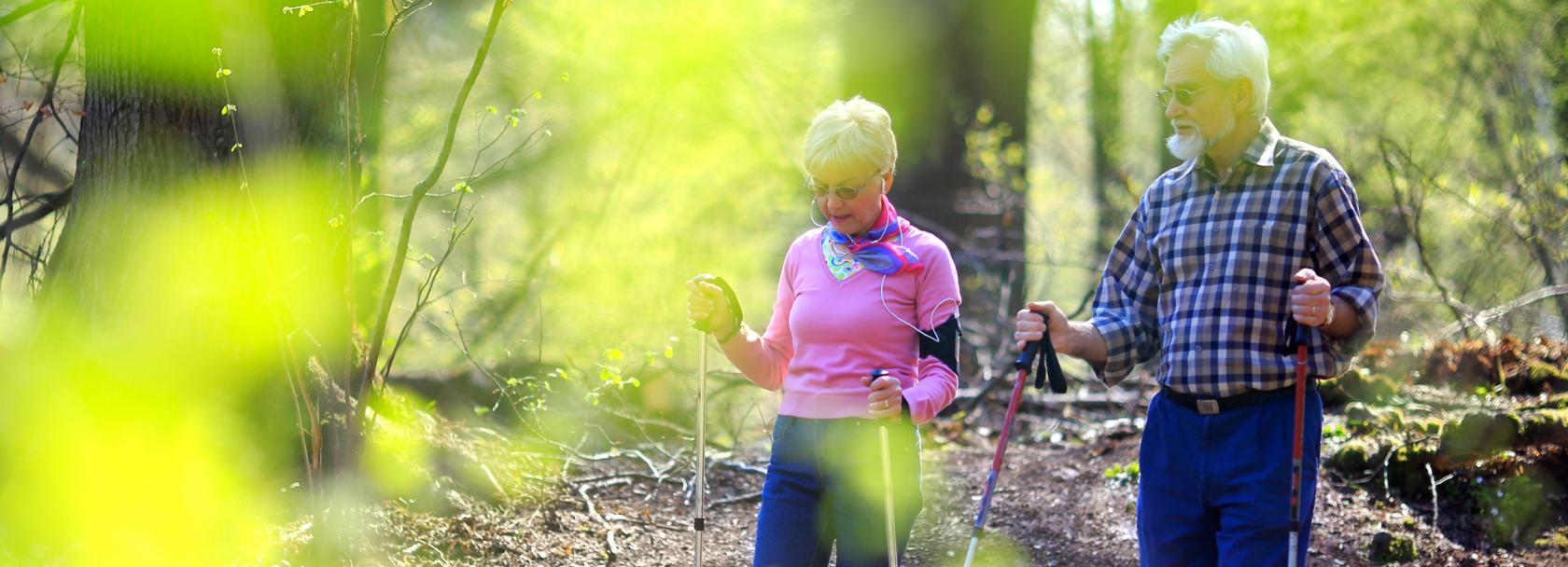 starsza para uprawia nordic walking