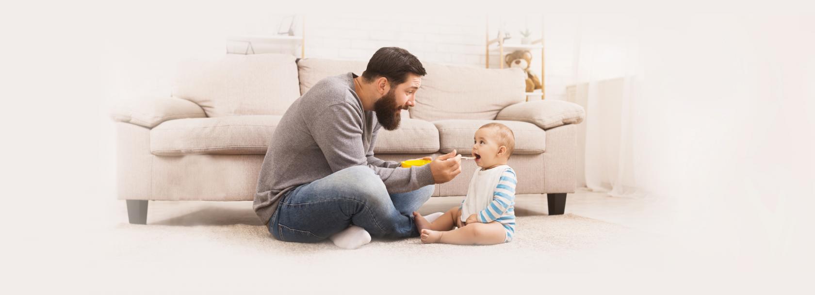 Ojciec karmi małe dziecko