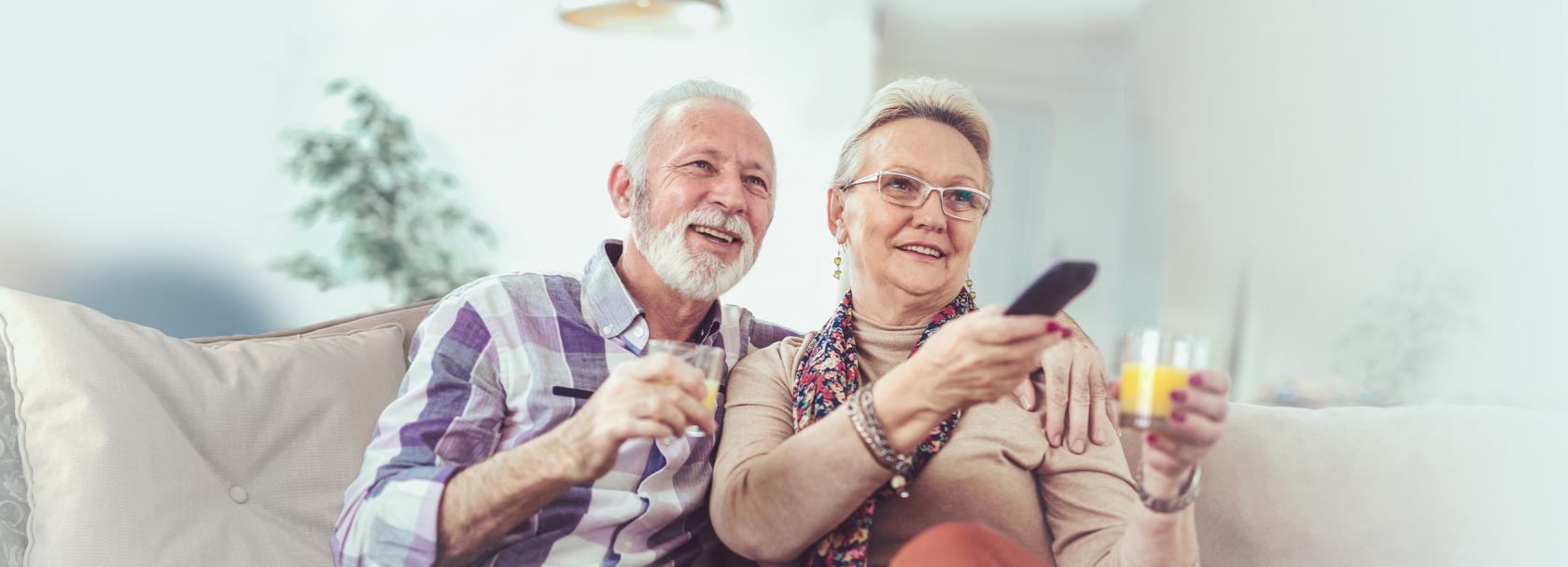 Starsi państwo przed telewizorem