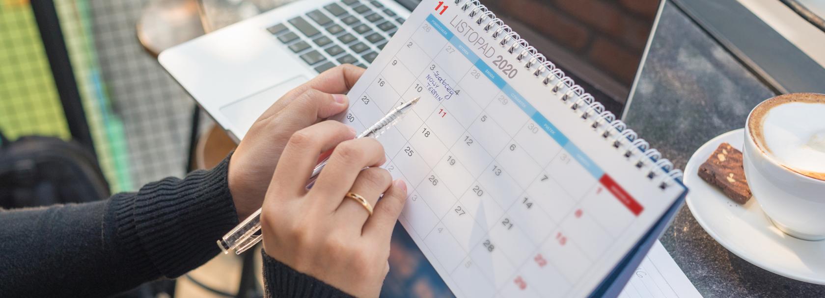 kobieta wpisuje zmianę w kalendarzu 