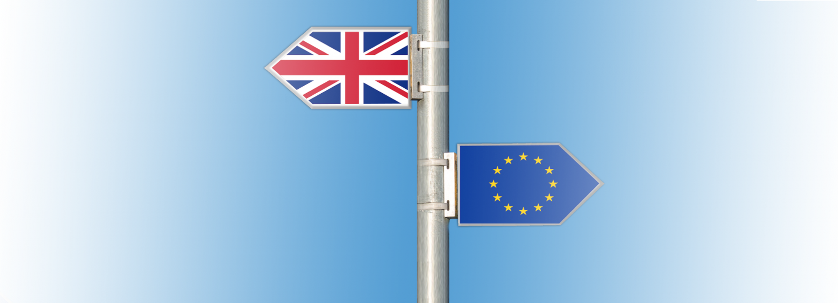 Na niebieskim tle maszt z zamocowanymi dwoma flagami. Z lewej strony flaga Wielkiej Brytanii. Z prawej strony i niżej flaga Unii Europejskiej.