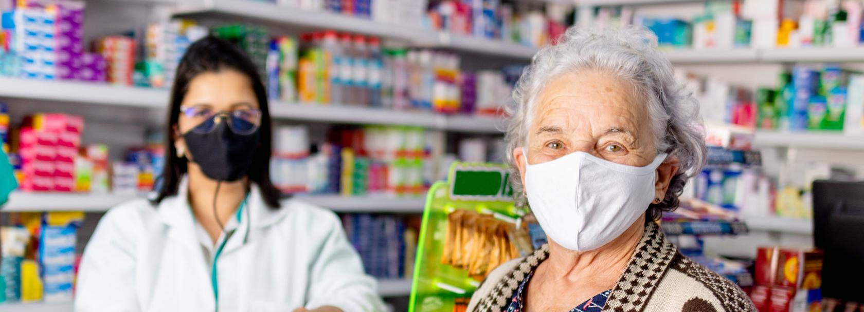 Starsza pani w aptece