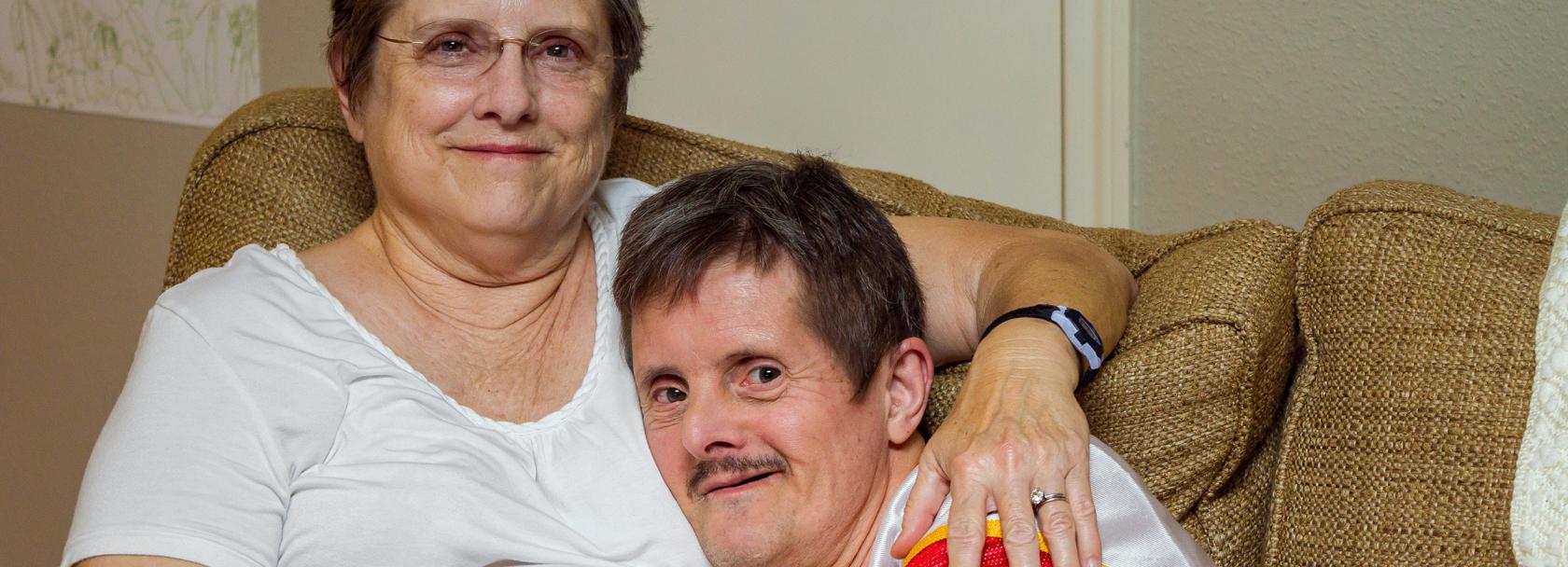 Matka przytula dorosłego syna z niepełnosprawnością 