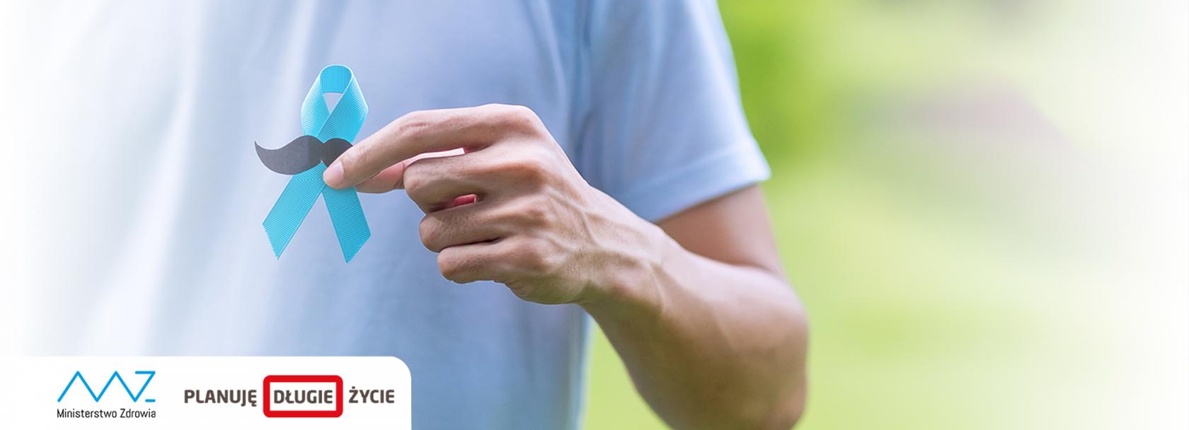 Mężczyzna trzymający niebieską wstążkę z wąsami - symbol walki z rakiem prostaty.