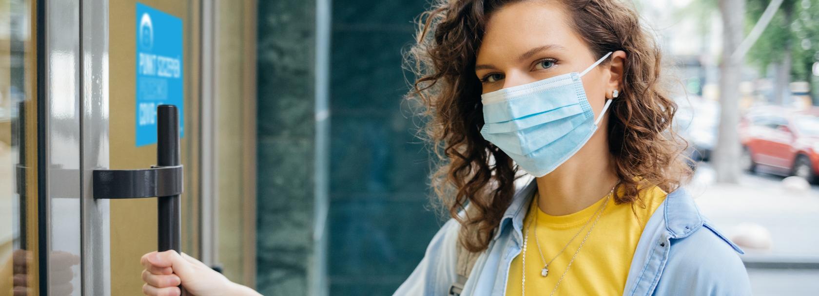 Dziewczyna wchodzi do punktu szczepień