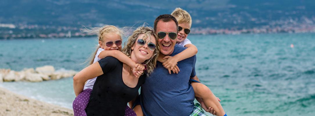 Rodzice i dwójka dzieci nad morzem 