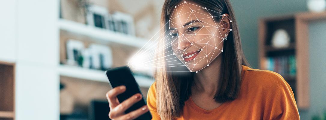 Kobieta patrzy na telefon