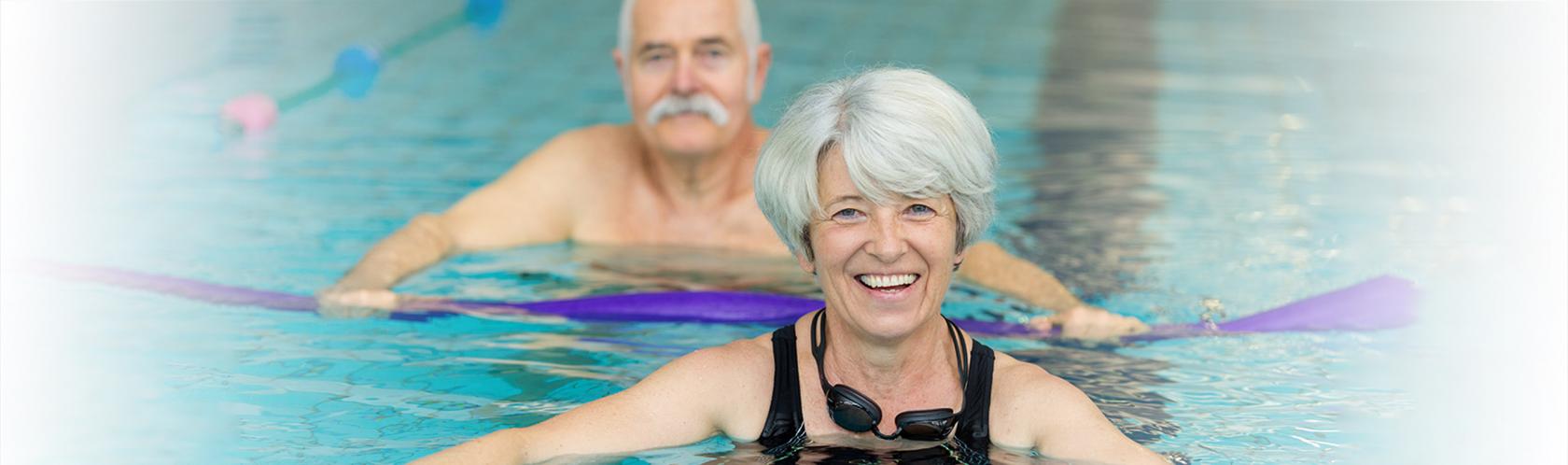 Para emerytów ćwiczy w basenie 