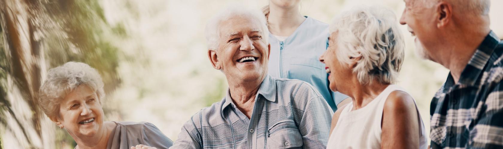 Uśmiechnięta grupa seniorów podczas rozmowy 