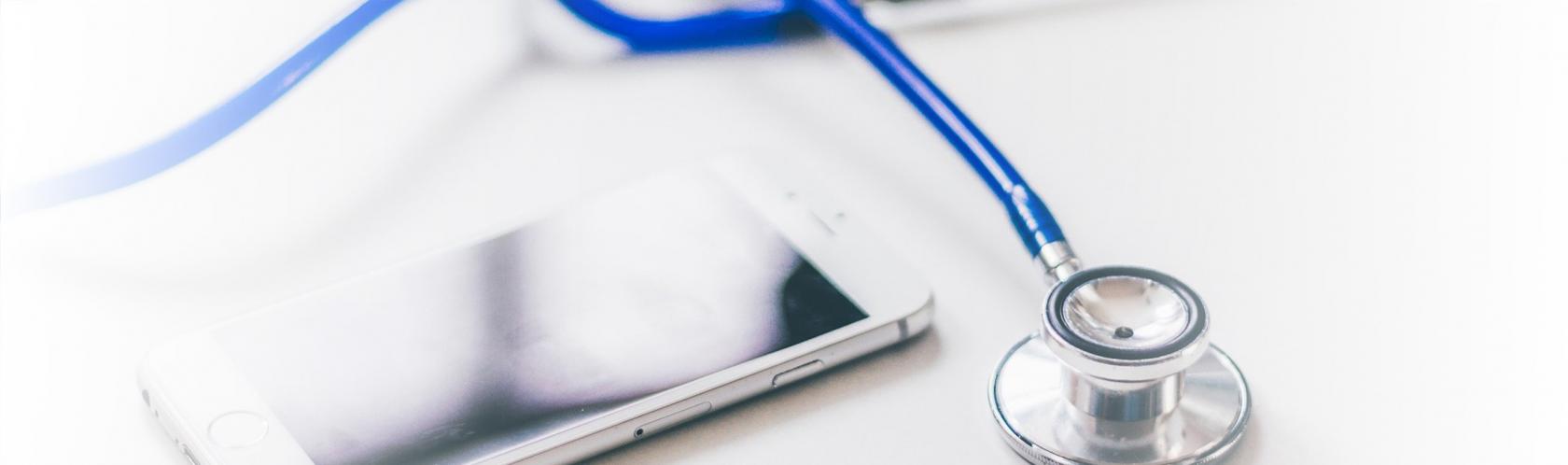 Na zdjęciu stetoskop lekarski i telefon.