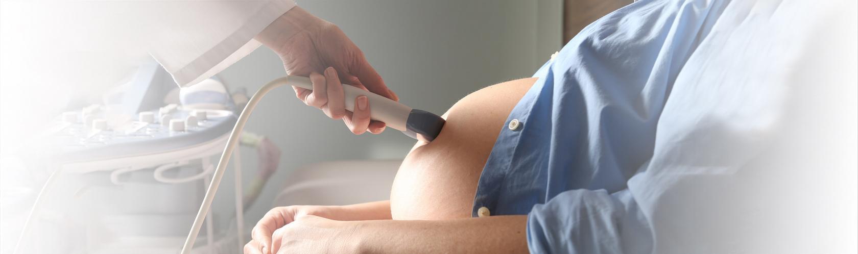 Kobieta w zaawansowanej ciąży podczas badania USG