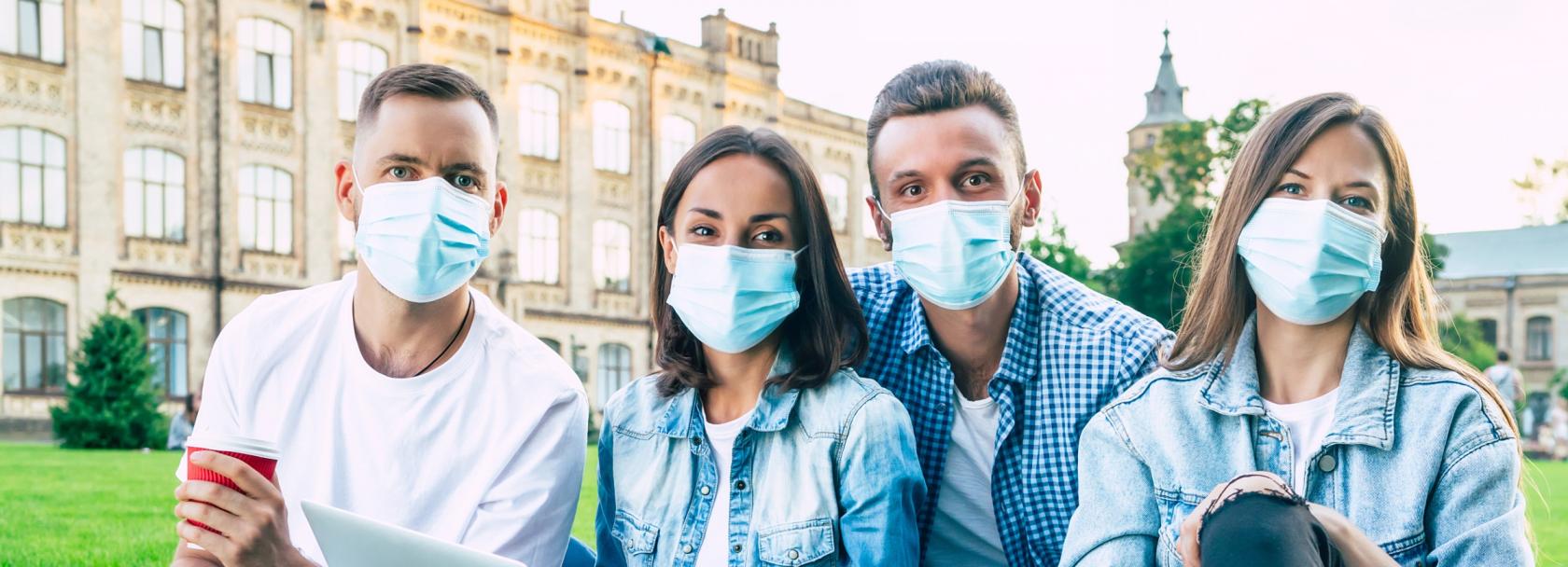 studenci w maseczkach zagranicą