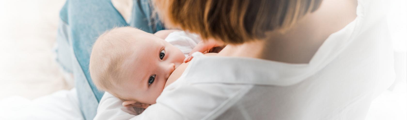 Matka karmiąca dziecko piersią