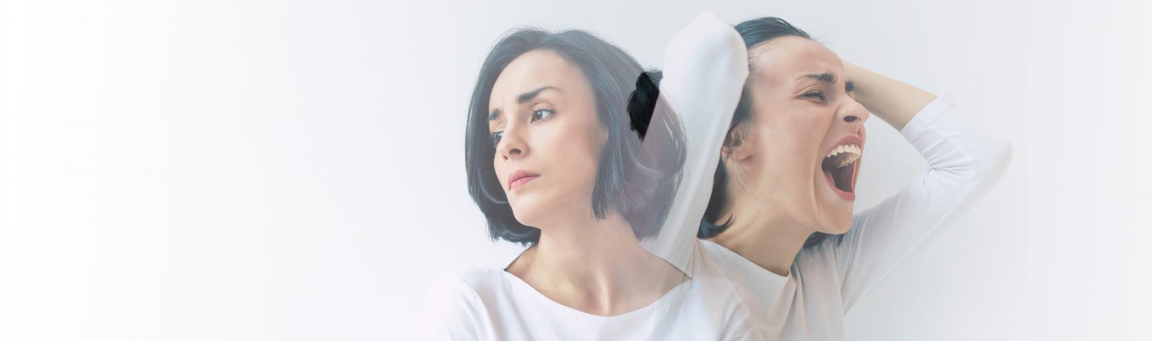 Kobieta oparta o ścianę patrzy w dal. Obok widać jej drugie oblicze, które krzyczy i trzyma się za głowę.