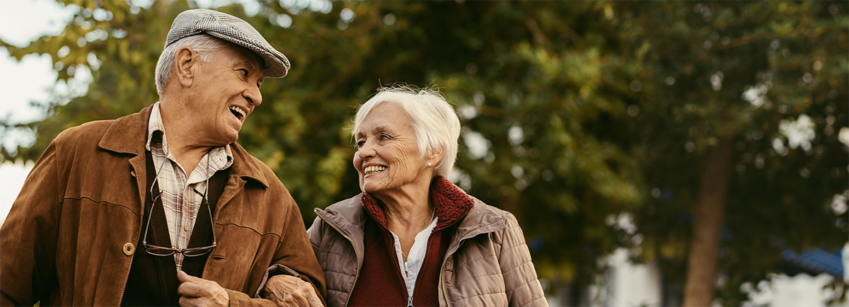 Seniorzy na jesiennym spacerze