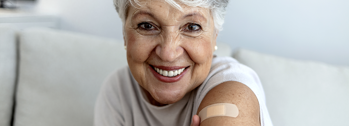 Uśmiechnięta starsza pani po szczepieniu