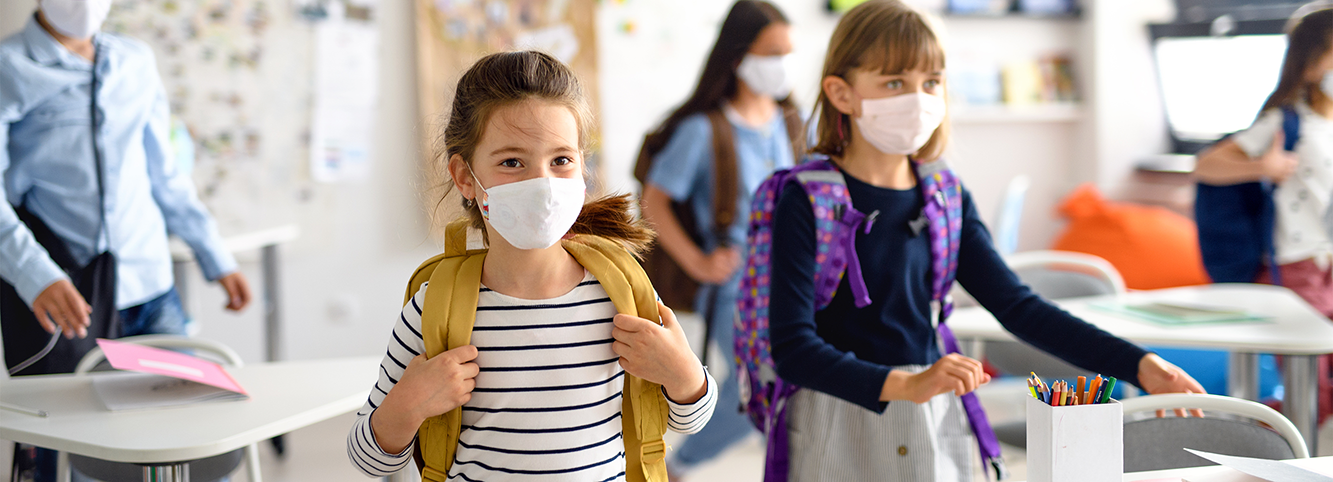 Dzieci w klasie z maseczkami